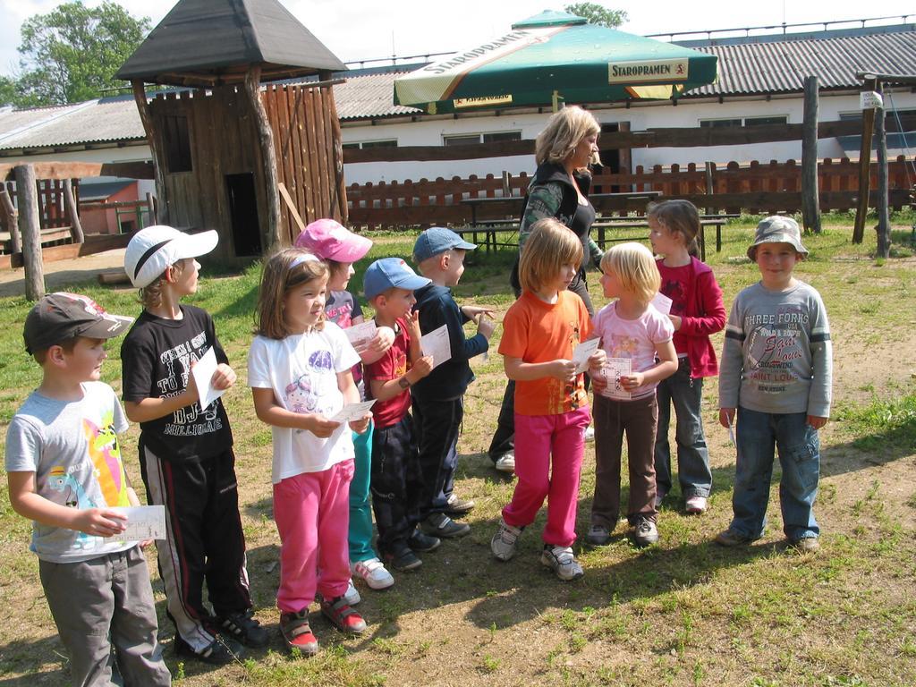 Villa Zoopark Zelcin à Mělník Extérieur photo