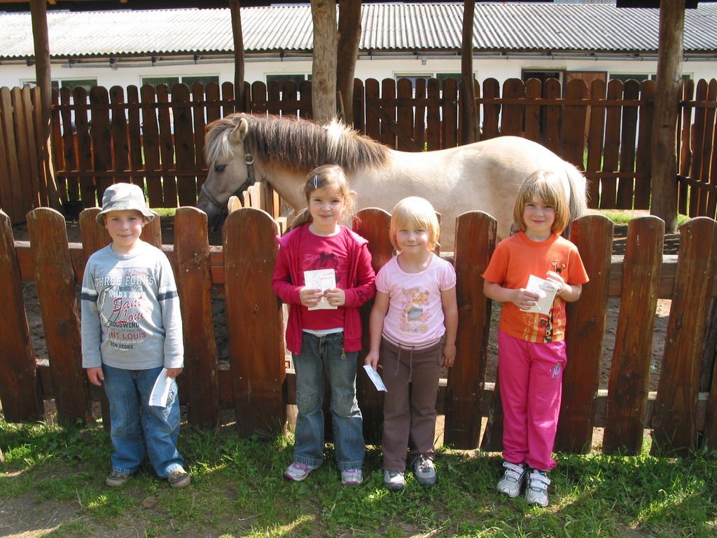 Villa Zoopark Zelcin à Mělník Extérieur photo