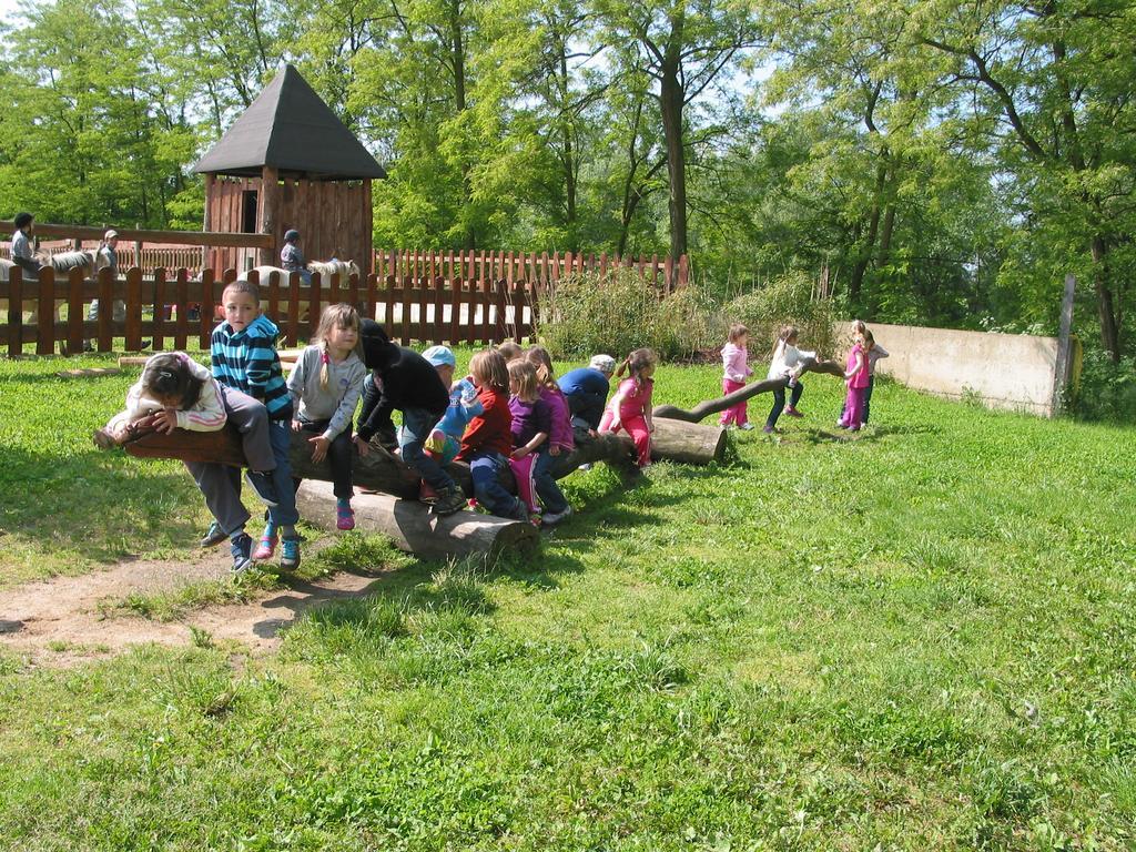 Villa Zoopark Zelcin à Mělník Extérieur photo