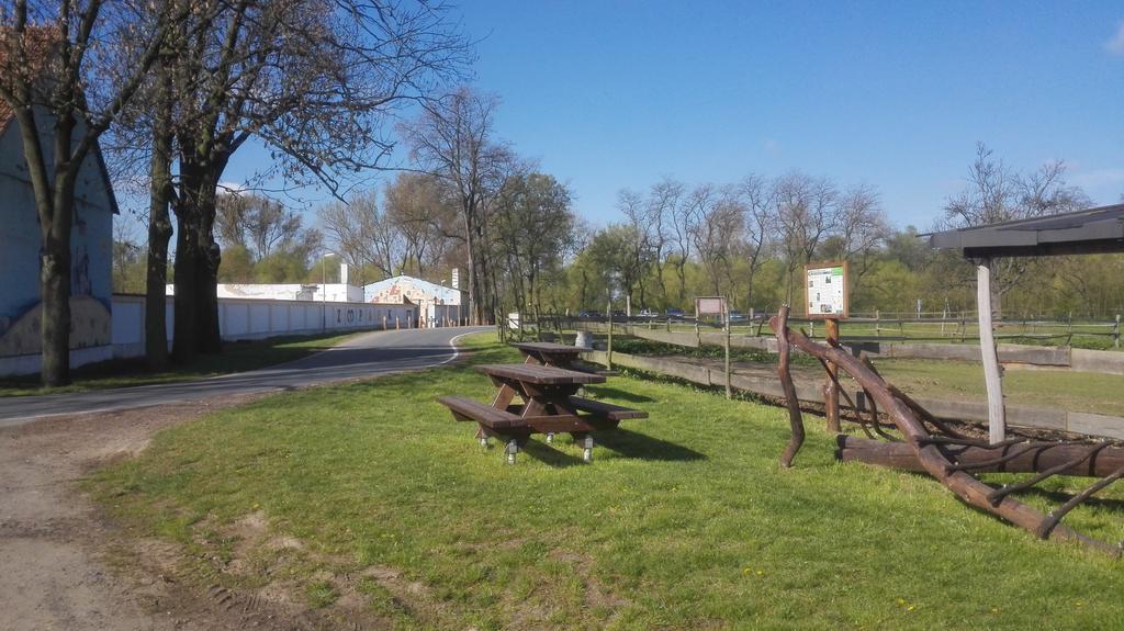 Villa Zoopark Zelcin à Mělník Extérieur photo