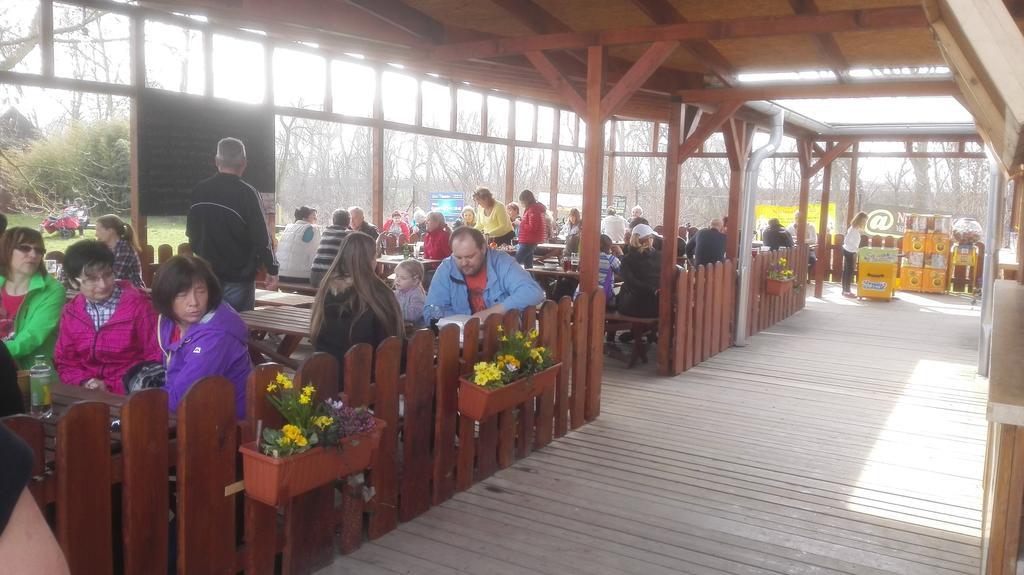 Villa Zoopark Zelcin à Mělník Extérieur photo